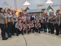 Tak Cuma Menjaga Keamanan Polisi di Labuan Bajo Pandai Bernyanyi 