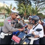 Polres Ende Bagikan Bendera Merah Putih Kepada Pengendara Screenshot_20250806_195421_WhatsApp