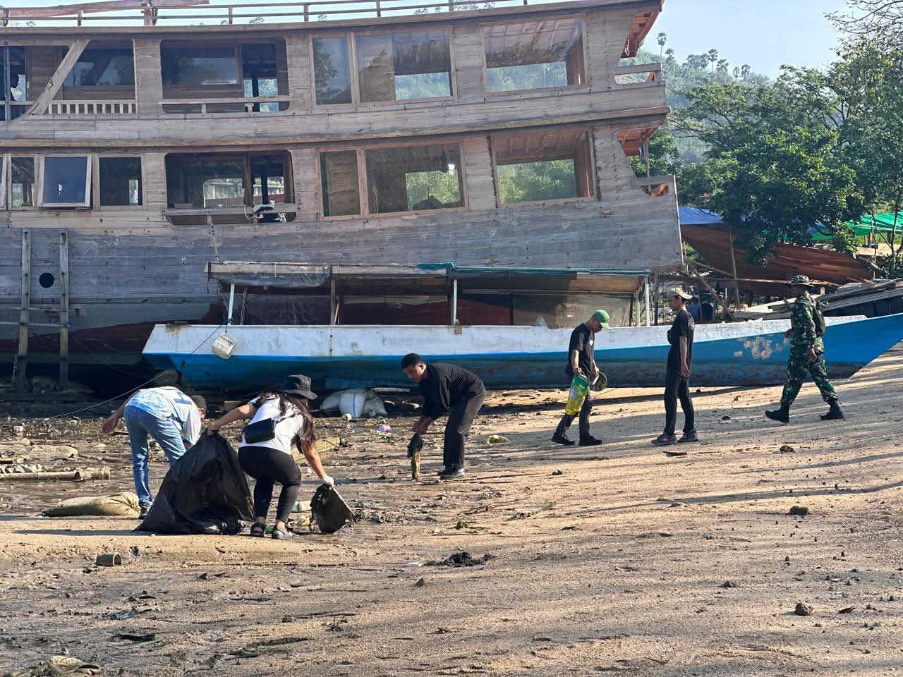 BPOLBF dan UPH Gelar Gerakan Bersih di Pantai Binongko Labuan Bajo, 127,8 Kg Sampah Residu Terkumpul