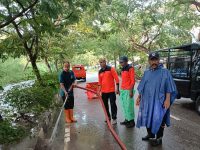 Antisipasi Genangan Air di Kota Labuan Bajo Saat Musim Hujan, Beberapa OPD Bekerja Sama Bersihkan Drainase Tersumbat