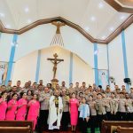 2000 Mata Memandang Polisi di Labuan Bajo Iringi Ibadah Misa di Gereja Katedral Roh Kudus 2000 Mata Memandang Polisi di Labuan Bajo Iringi Ibadah Misa di Gereja Katedral Roh Kudus