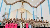 2000 Mata Memandang Polisi di Labuan Bajo Iringi Ibadah Misa di Gereja Katedral Roh Kudus 