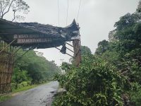 Hujan deras dan angin kencang melanda Desa Wisata Wae Lolos Manggarai Barat NTT sejak Minggu hingga Senin (12/1/2026).