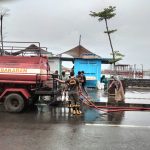 Sat Pol PP Manggarai Barat Bersihkan Selokan di Kampung Ujung Labuan Bajo, Antisipasi Genangan dan Banjir