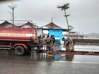 Sat Pol PP Manggarai Barat Bersihkan Selokan di Kampung Ujung Labuan Bajo, Antisipasi Genangan dan Banjir