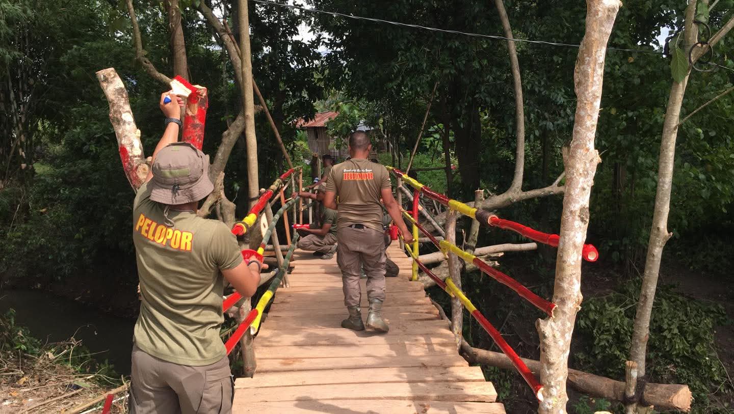 9 Hari Brimob NTT Bangun Jembatan Gantung untuk Masyarakat Labuan Bajo