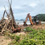Sampah Kiriman Tumpuk di Pantai Gorontalo Pemda Turunkan Alat Berat 