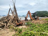 Sampah Kiriman Tumpuk di Pantai Gorontalo Pemda Turunkan Alat Berat 