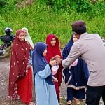 Polisi Sano Nggoang Bagikan Takjil Gratis Jelang Buka Puasa