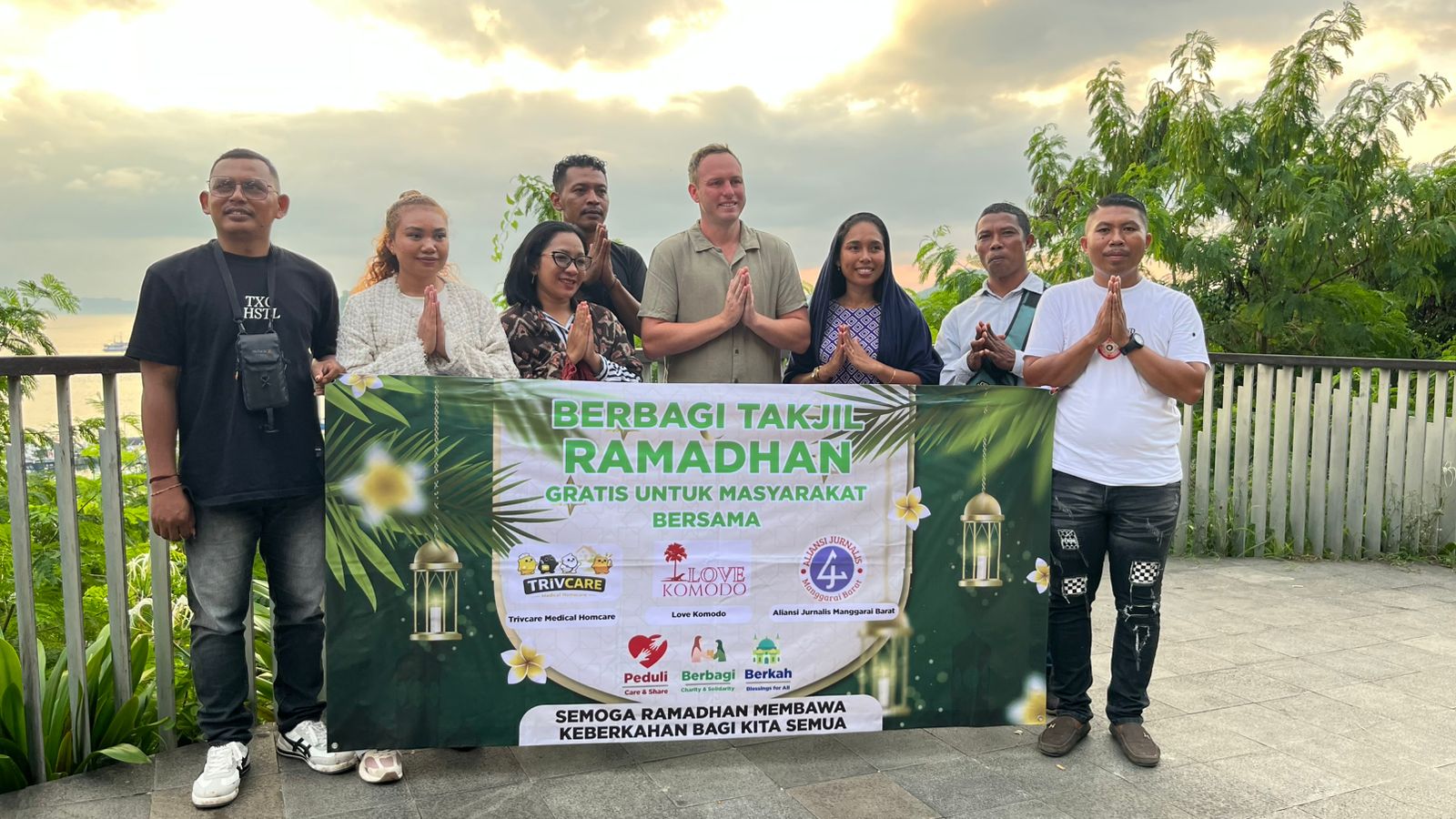 Trivcare Gandeng AJ Mabar,Love Komodo & Satlantas Polres Mabar Bagikan 300 Takjil Gratis di Labuan Bajo