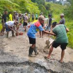 Urat Nadi Ekonomi Terhambat, Warga Paroki Ranggu Perbaiki Jalan 4 Km Secara Swadaya