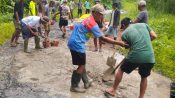 Urat Nadi Ekonomi Terhambat, Warga Paroki Ranggu Perbaiki Jalan 4 Km Secara Swadaya