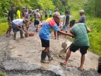 Urat Nadi Ekonomi Terhambat, Warga Paroki Ranggu Perbaiki Jalan 4 Km Secara Swadaya