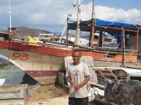 Pemandangan Eksklusif Pulau Bajo: Lihat Bangkai Kapal Sambil Injak Beling