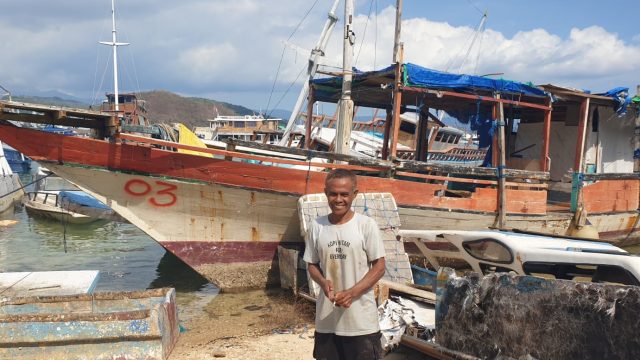 Pemandangan Eksklusif Pulau Bajo: Lihat Bangkai Kapal Sambil Injak Beling