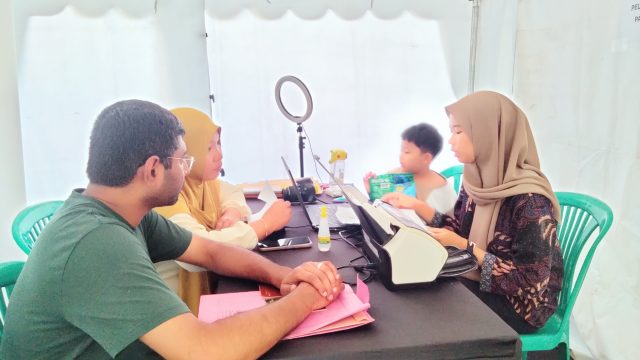 Pelayanan Tetap Berjalan di Tenda Darurat, WNA India Puji Kinerja Imigrasi Labuan Bajo