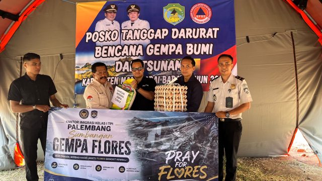 Kepala Imigrasi Labuan Bajo Serahkan Bantuan Titipan Imigrasi Palembang untuk Korban Gempa Flores