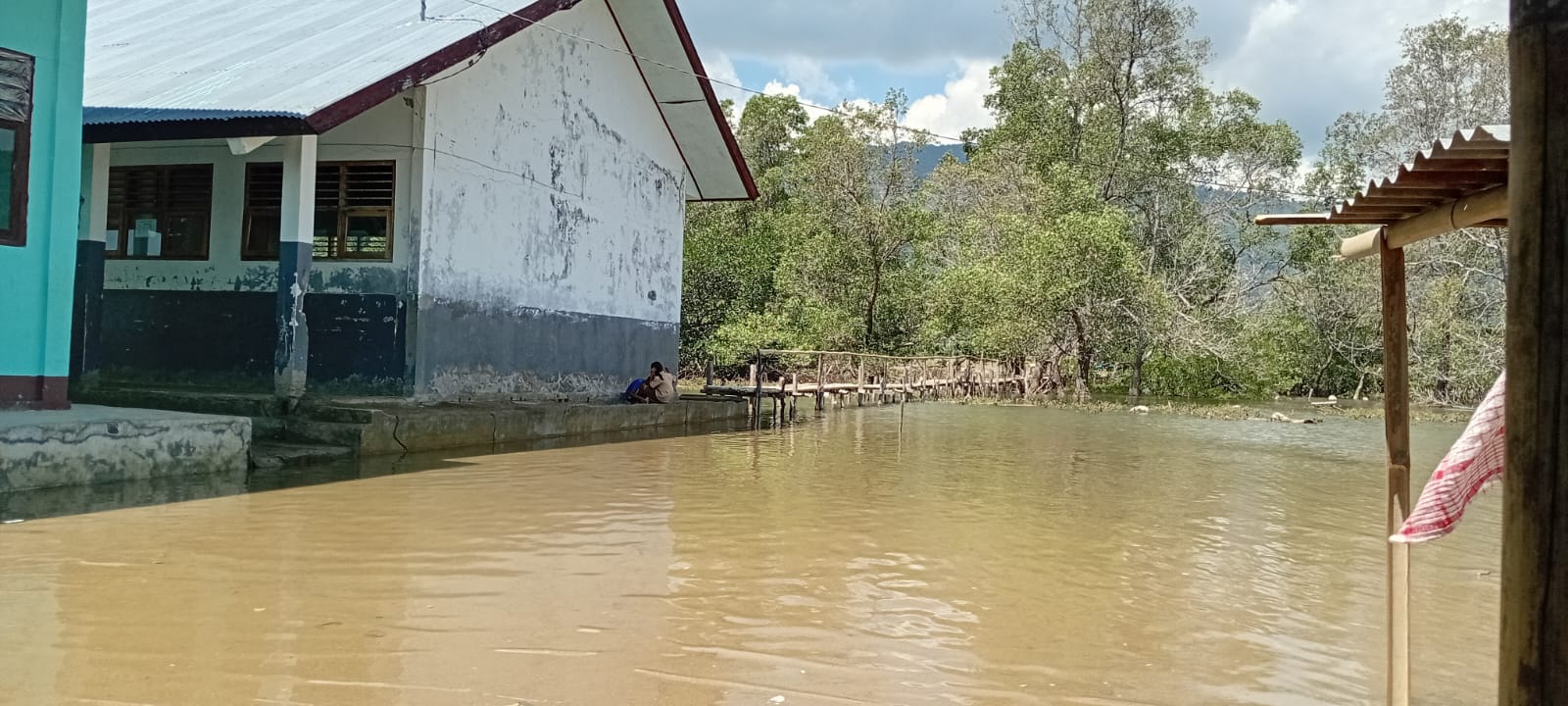 Diguncang Gempa, Dikepung Air Laut SDN Nanga Boleng Bangun Harapan dari Bambu